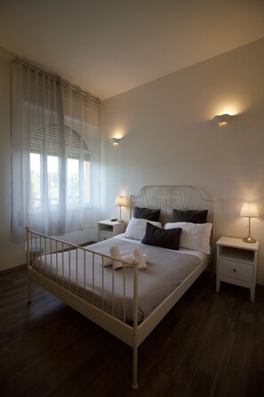 Habitación triple, baño privado | Tabla de planchar con plancha, cunas gratuitas y cuna de viaje 