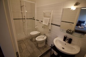 Tremannsrom, privat bad | Bad | Dusj, regndusjhode, bidé og håndklær