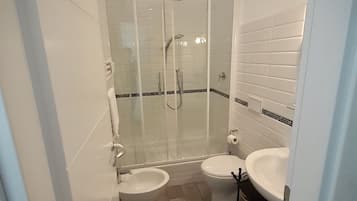 Dubbelrum - privat badrum | Badrum | Dusch, regndusch, bidé och handdukar
