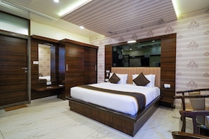 Deluxe Room | Egyptian cotton sheets, premium bedding, in-room safe, desk