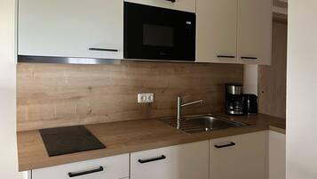 Kühlschrank, Mikrowelle, Herdplatte, Wasserkocher mit Kaffee-/Teezubehör