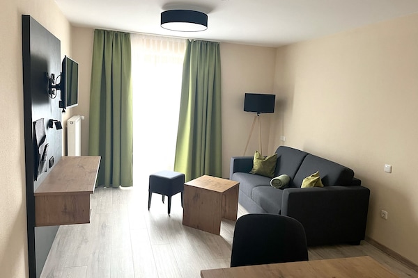 Stilvolle Ferienwohnung Rauschberg, 39qm, Balkon, Bergblick-Wohnzimmer