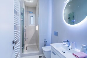 Hair dryer, towels, toilet paper - Corfu White Apartment (Corfu)
