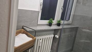 Dusche, Haartrockner, Handtücher, Seife