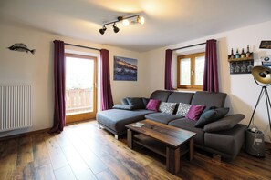 Living area - Ferienwohnung Blau für 4 Personen mit Balkon, 80m² (Inzell)