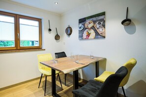 Dining - Ferienwohnung Gelb für 4 Personen mit Terrasse, 80m² (Inzell)