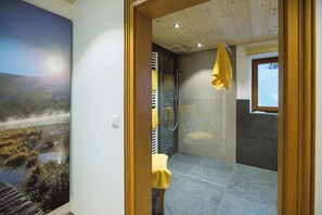 Shower, hair dryer, towels - Ferienwohnung Gelb für 4 Personen mit Terrasse, 80m² (Inzell)