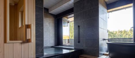 Cubrecamas y minibar con artículos gratuitos