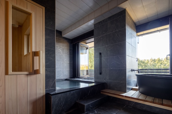 Deluxe-Zimmer, Nichtraucher (Terrace suite. BOU) | Daunenbettdecken, kostenlose Minibar, Zimmersafe, individuell dekoriert