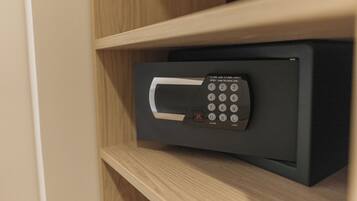 Un dispositivo elettronico nero con tastierino e schermo piccolo, posato su un ripiano di legno.