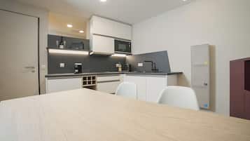 Refrigerador con freezer, microondas, horno, placa de cocina