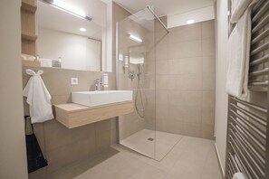 Comfort appartement, keuken, uitzicht op bergen | Badkamer | Een douche, een regendouche, milieuvriendelijke toiletartikelen