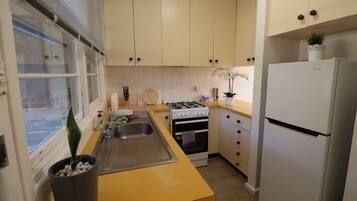 Frigorífico, microondas, horno y placa de cocina