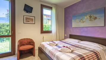 2 bedrooms, desk, WiFi, bed sheets