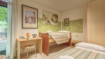2 bedrooms, desk, WiFi, bed sheets