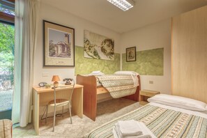 2 bedrooms, desk, WiFi, bed sheets