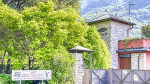Un bâtiment en pierre avec une enseigne indiquant « San Rocco » et un portail.