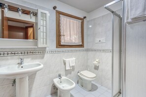 تجهيزات دش، مجففات شعر، مراحيض شطف، مناشف