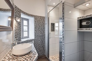 Bruser, hårtørrer, bidet, håndklæder