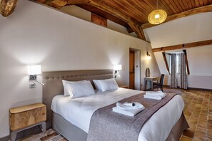 10 室のベッドルーム、セーフティボックス (室内)、デスク、アイロン / アイロン台