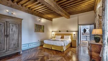 10 bedrooms, in-room safe, desk, iron/ironing board