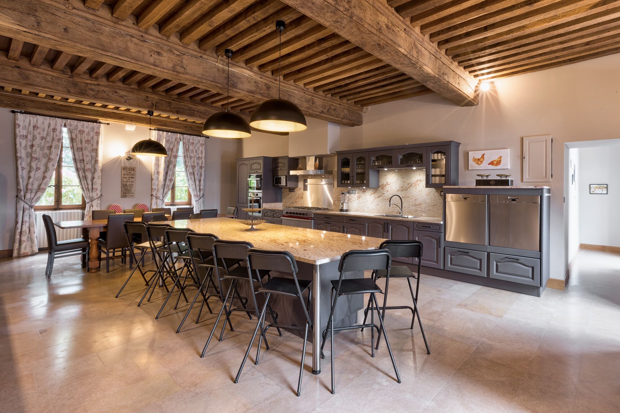 Kylskåp, mikrovågsugn, ugn och spishäll