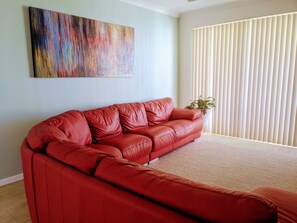 Smart TV - 3 mins to the park, 5 mins shops, 7 mins to town & beach.  Family sized unit. (Wandina)