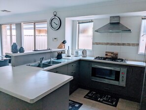 Kylskåp, mikrovågsugn, ugn och spishäll