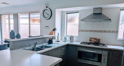 3 mins to the park, 5 mins shops, 7 mins to town & beach. Family sized unit.