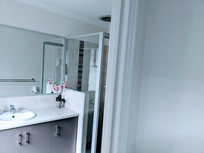 Dusch, handdukar, tvål och schampo