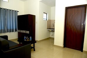 Family Apartment | In-room safe, individually decorated, individually furnished, desk - Hotel Aradhya Inn Deralakatte (Mangaluru)