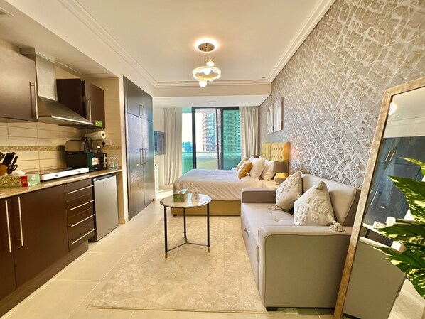 1 bedroom, hypo-allergenic bedding, in-room safe, individually decorated - Cosmos Living Cozy Studio With Balcony (Dubai)