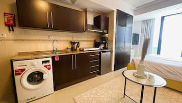 Deluxe Apartment | Private kitchen | Mini-fridge, microwave, stovetop, electric kettle
