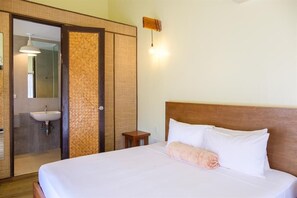 Superior Room, 1 King Bed, Non Smoking, Garden View | 1 bedroom, desk, free WiFi, bed sheets - Hatch Beach Hostel (Carles)