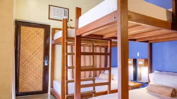 Habitación Deluxe, varias camas, para no fumadores | 1 habitación, escritorio, wifi gratis y ropa de cama