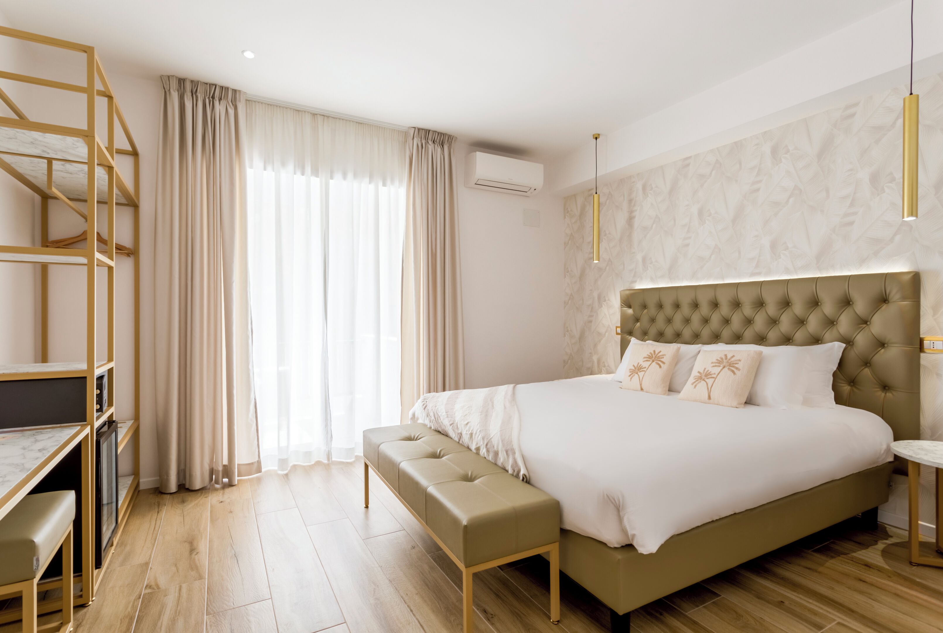 Quarto premium, 1 cama King, sacada, vista para a cidade | Roupas de cama premium, edredons de pluma, camas Select Comfort