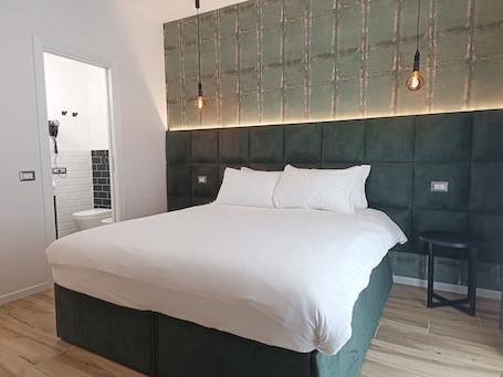 Deluxe Room | 1 bedroom, in-room safe, desk, soundproofing