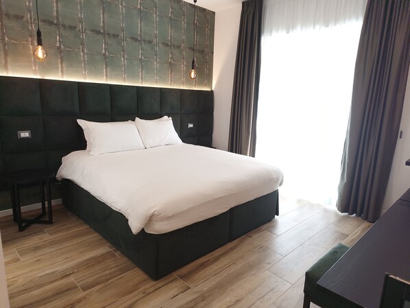 Deluxe kamer | Een kluis op de kamer, een bureau, geluiddichte muren, gratis wifi