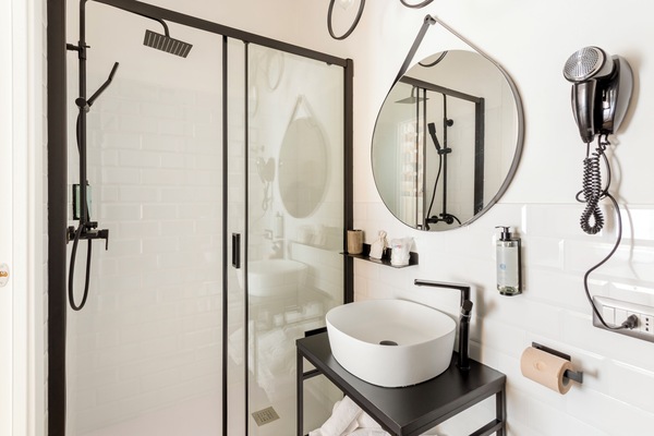 Shower, rainfall showerhead, free toiletries, hair dryer