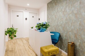 Een 40-inch flatscreentelevisie met satellietzenders