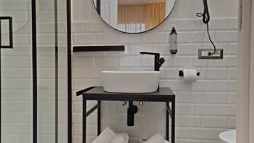 Habitación Deluxe | Baño | Artículos de higiene personal gratuitos y secador de pelo