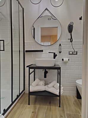 Deluxe kamer | Badkamer | Gratis toiletartikelen, een haardroger