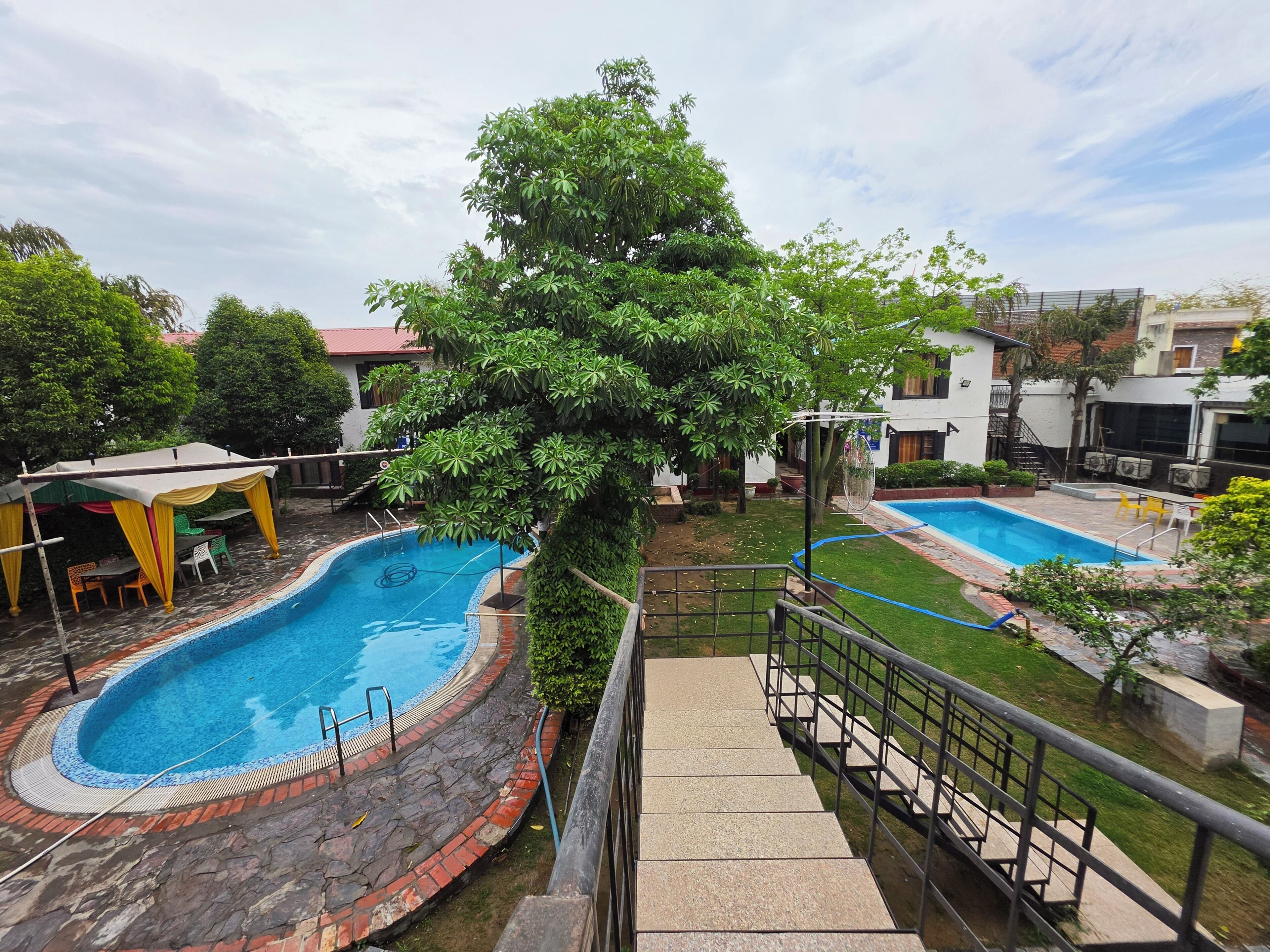 4 outdoor pools