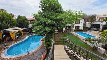 4 outdoor pools
