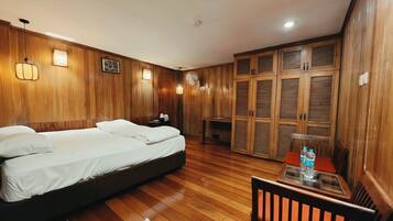 Standard Double Room | Laptop workspace, free WiFi