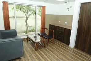 Desk, free WiFi - Chopra Farms and Resorts (Gurugram)