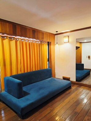 Habitación doble estándar | Espacio para trabajar con laptop y wifi gratis 