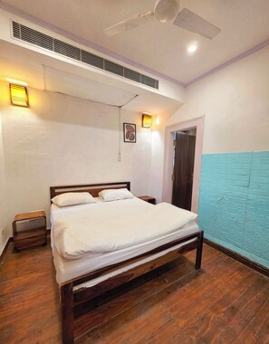 Laptop workspace, free WiFi - Chopra Farms and Resorts (Gurugram)