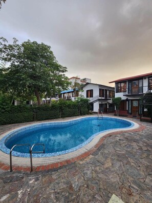 4 outdoor pools - Chopra Farms and Resorts (Gurugram)