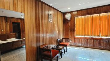 Kamar Double Standar | Ruang kerja ramah laptop dan Wi-Fi gratis